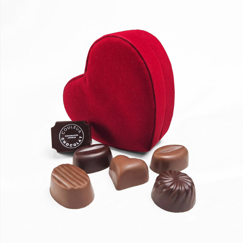 Coeur en velours garni de chocolats